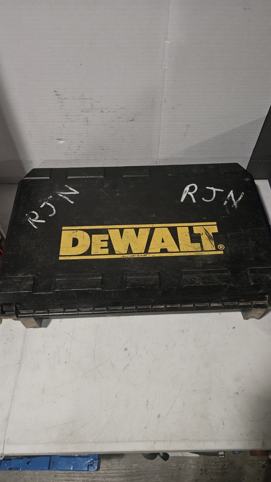 DEWALT DC228 28V XRP SDS Rotary Hammer Drill Kit W/ Charger Batteries…
