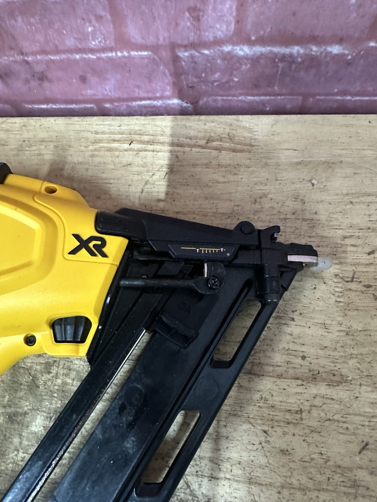 DEWALT DCN650 XR 20V Cordless 15Ga Angled Nailer (TOOL ONLY) Used (15-AN)