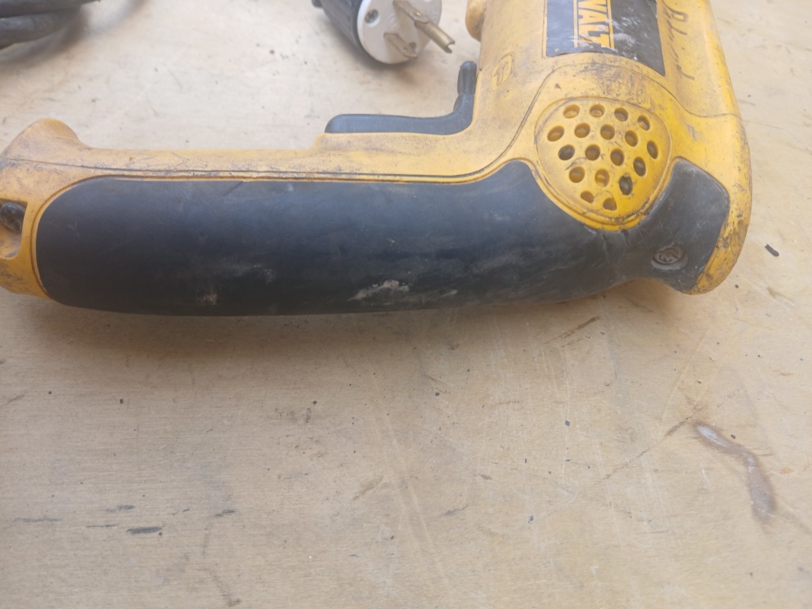 FOR PARTS or REPAIR DEWALT Corded 1/2 in Variable Speed Reversing Drill (DW235G)