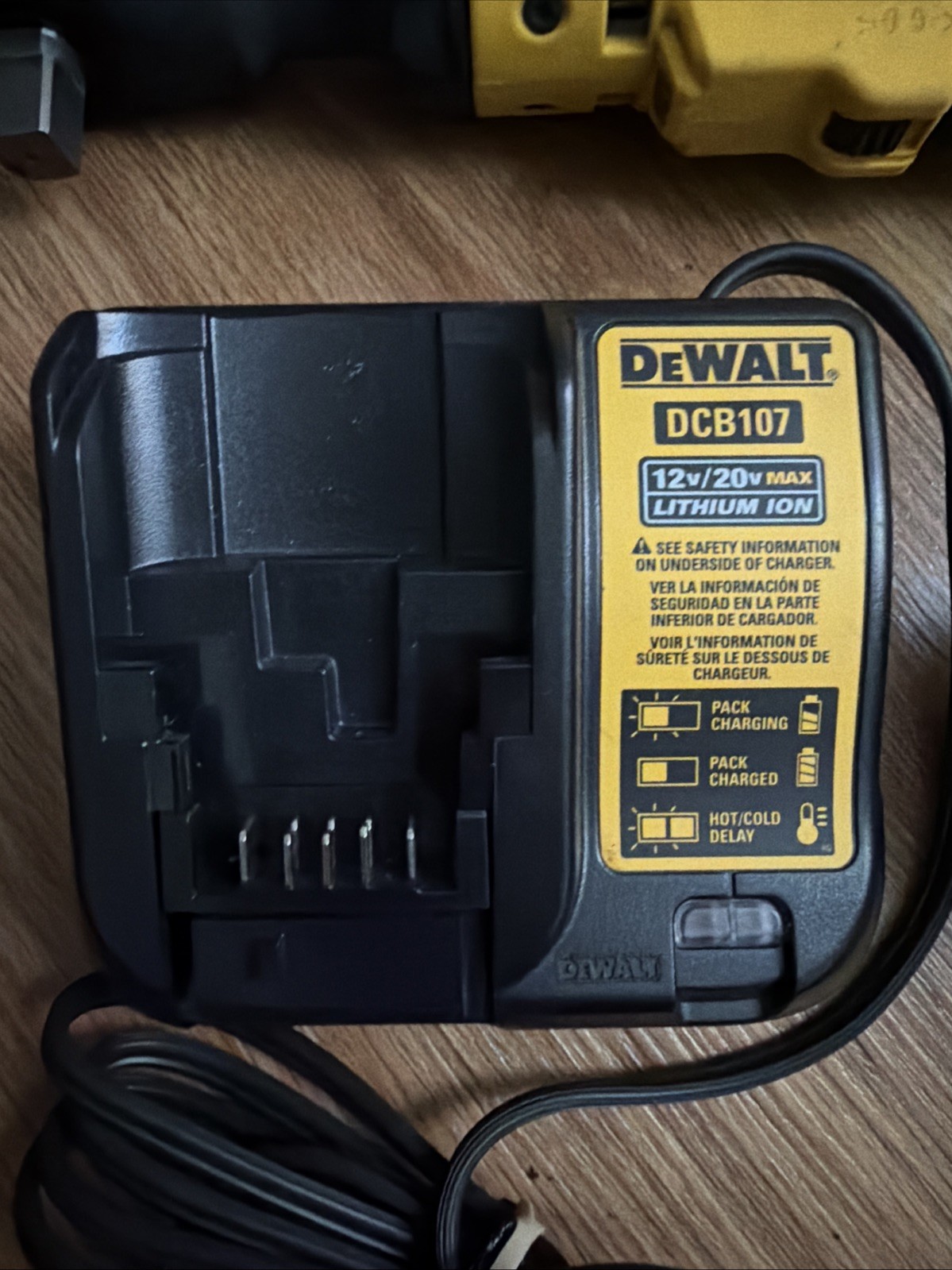 DEWALT DCF512 ATOMIC 20V MAX 1/2” Drive Ratchet, Power Stack Battery, Charger