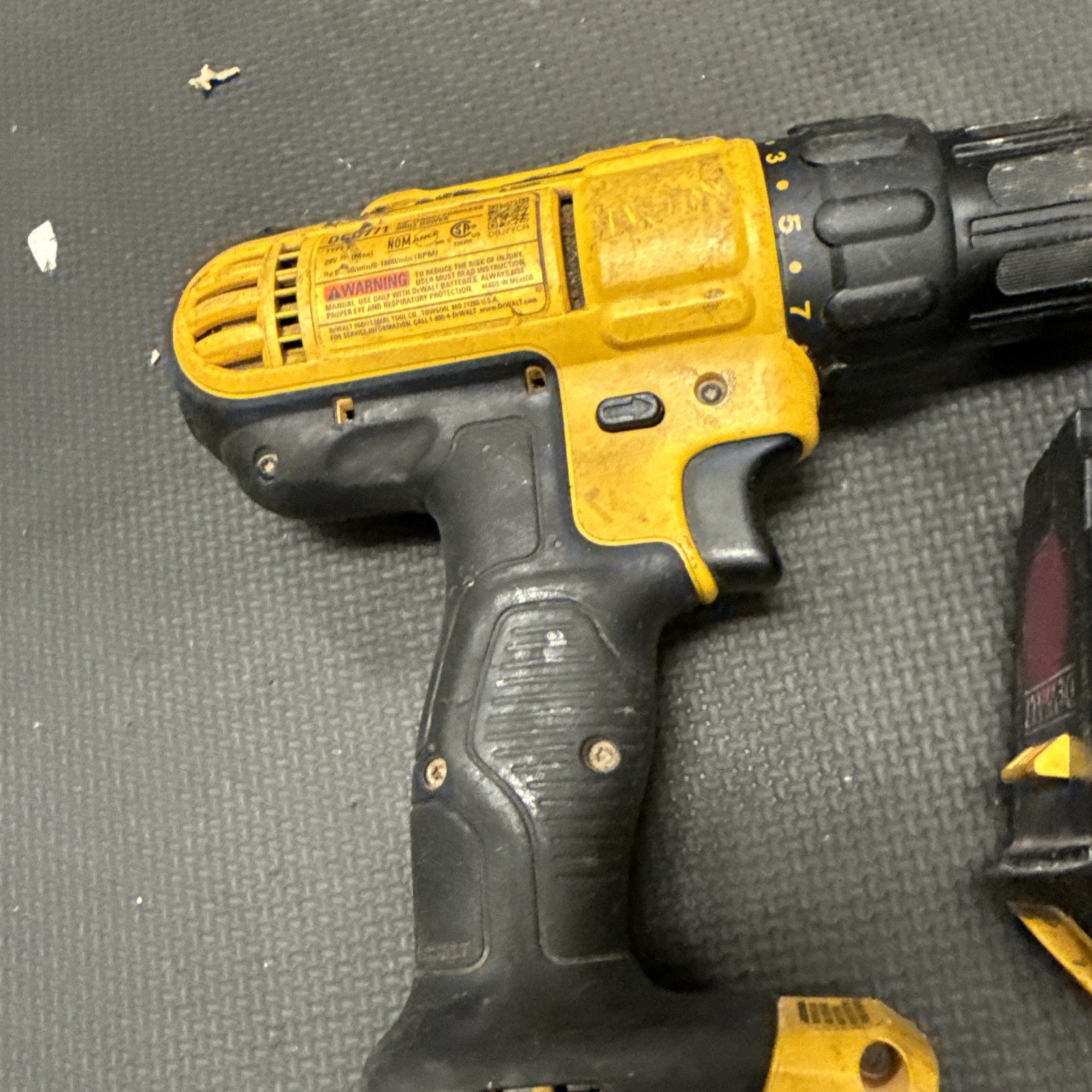 dewalt dcd771c2 20v cordless drill/driver With Battery