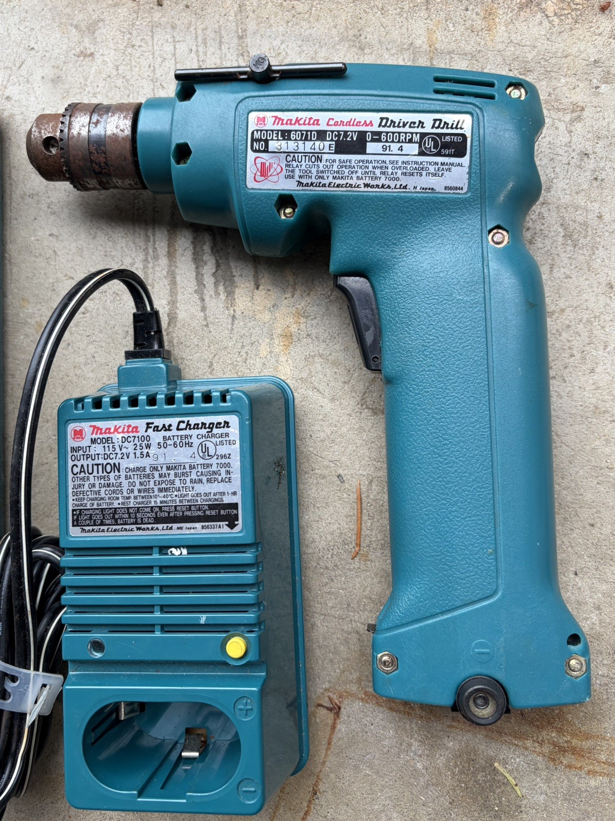 Makita 7.2V Cordless Drill 6071D & Charger DC7100 & Battery (Battery is shot)