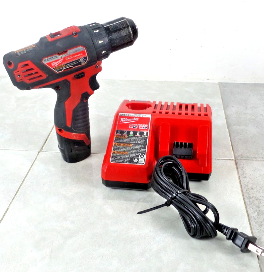Milwaukee M12 12V 3/8-Inch Drill Driver (2407-20) (BT-G38136498-01A (RO) BY-61B)