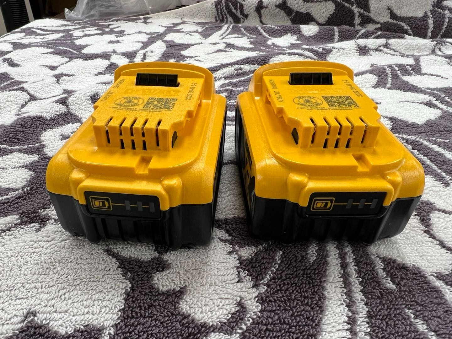 New DEWALT Genuine DCB204-2 20V 4Ah Lithium-Ion Battery – 2 Pack