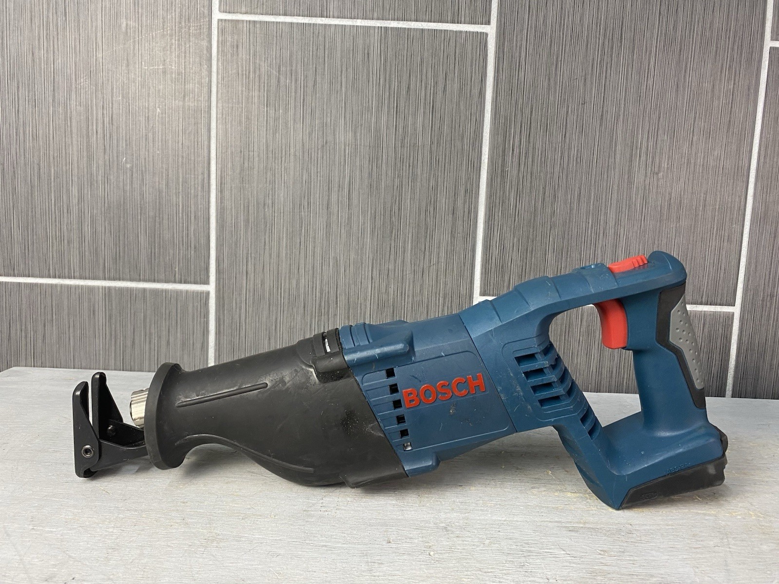 Bosch 18V combo kit 6 Tools, two 4ah Batteries 1 Charger & large zippered Bag