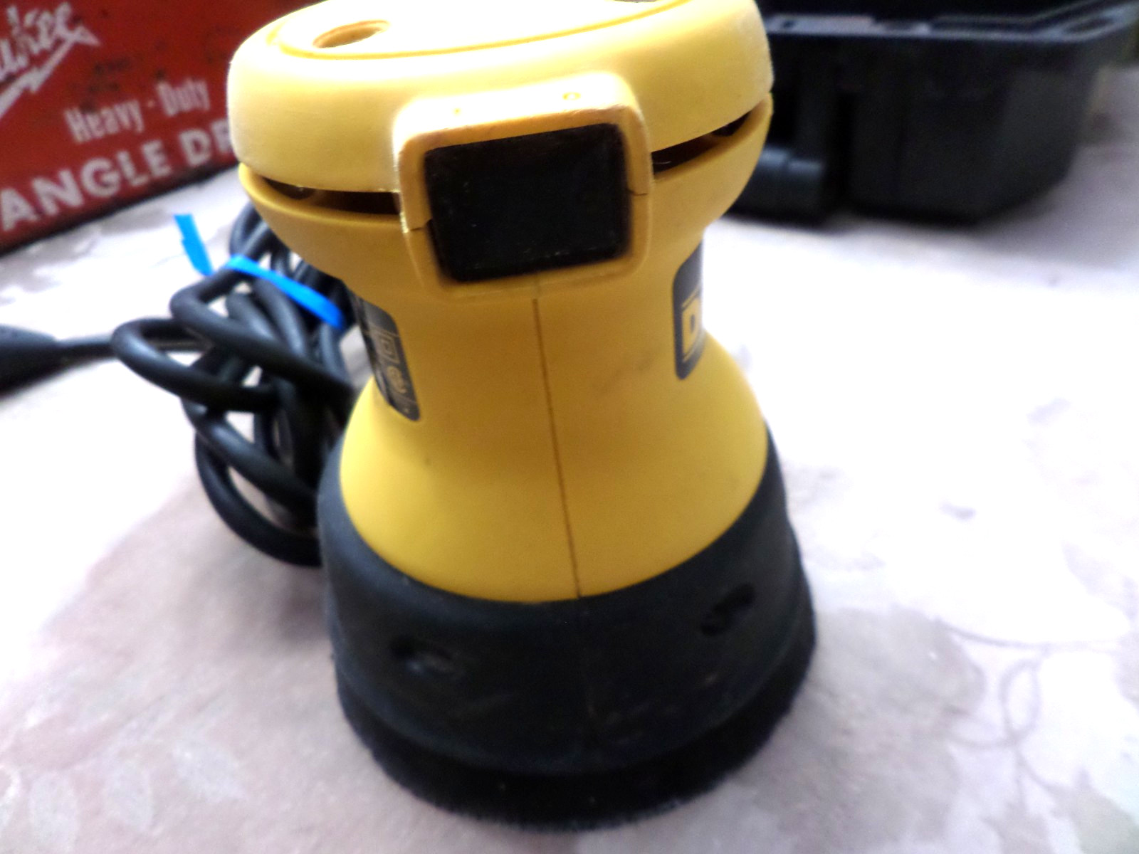 DEWALT DW421 2 Amp Corded 5 in. Variable Speed Random Orbital Sander + Hard Case