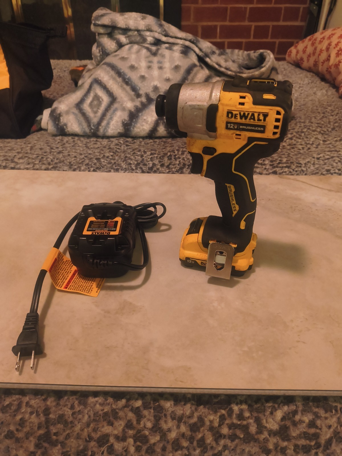 DeWalt 12 Volt 1/4 Impact Wrench (2.0 Ah Battery & Compact Charger )