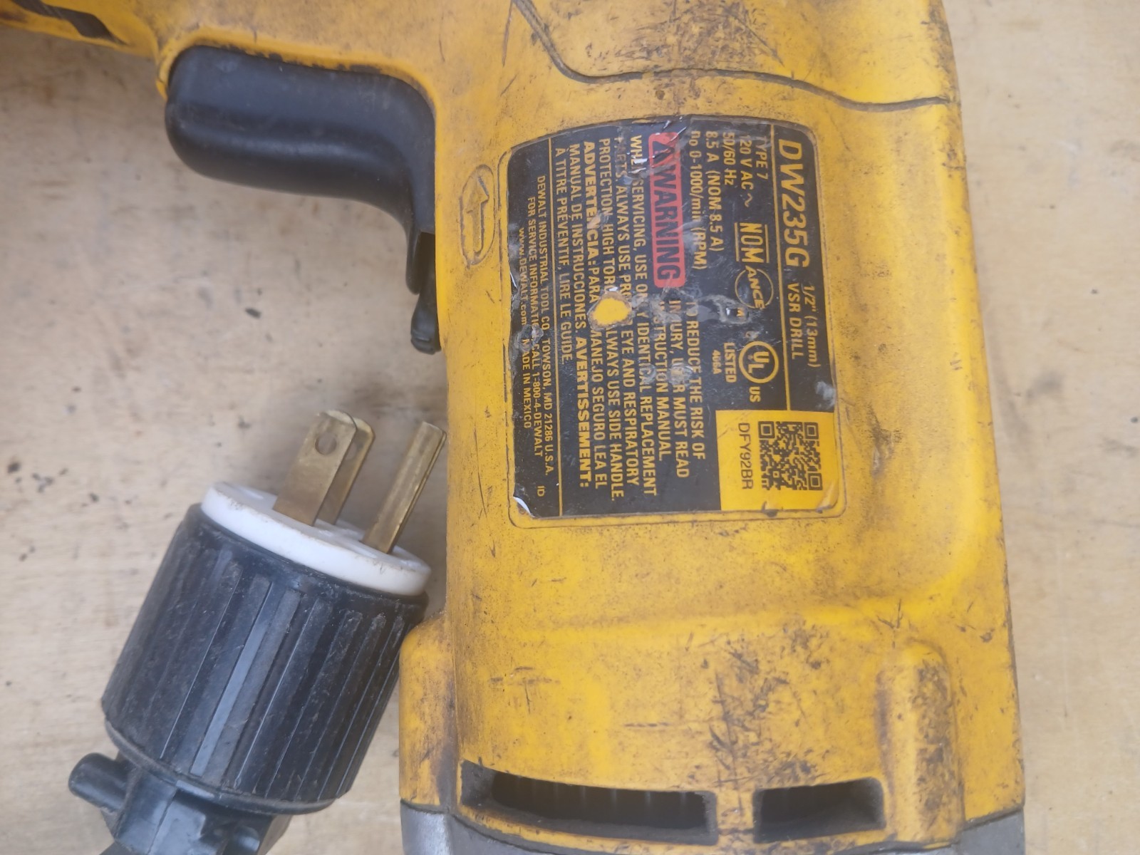 FOR PARTS or REPAIR DEWALT Corded 1/2 in Variable Speed Reversing Drill (DW235G)