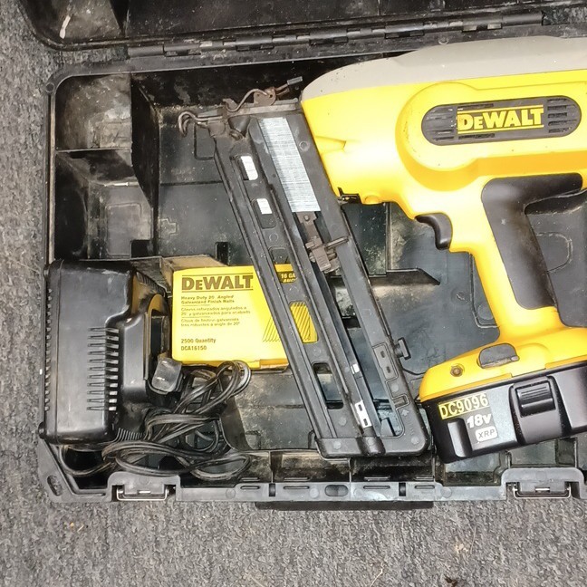 DEWALT DC618 18V XRP Cordless 16ga 20° Finish Nailer Kit Battery/Chgr