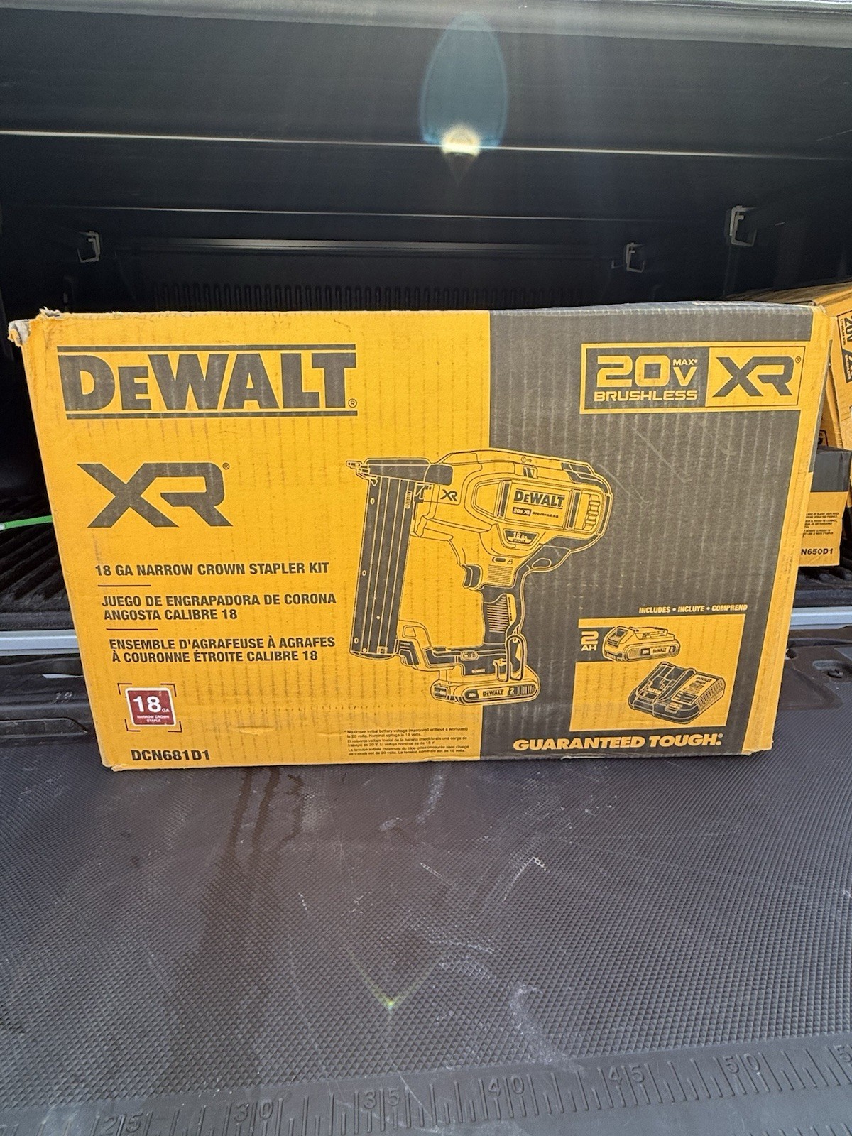 DEWALT Narrow Crown Stapler 18-Gauge 20V XR DCN681D1 2ah battery NEW