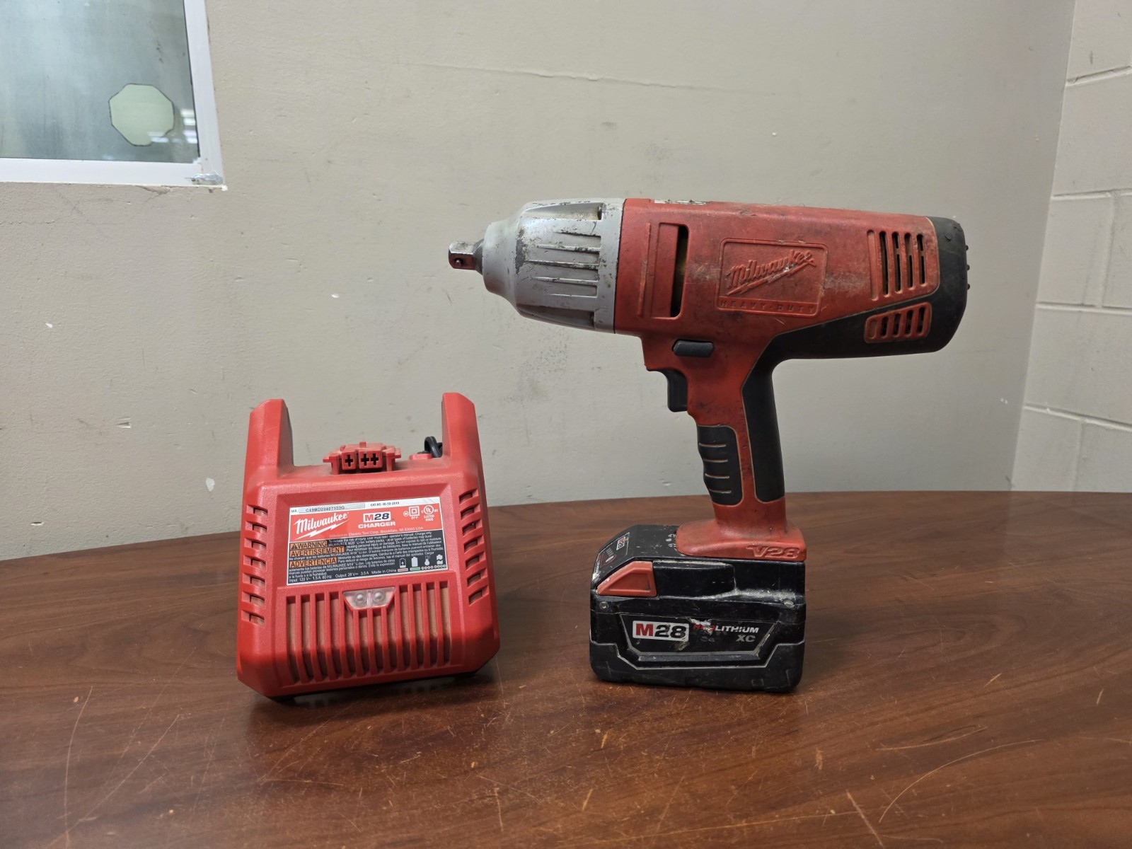 Milwaukee 0779-20 M28 28V Li-Ion Cordless 1/2&Prime; Impact Wrench Kit