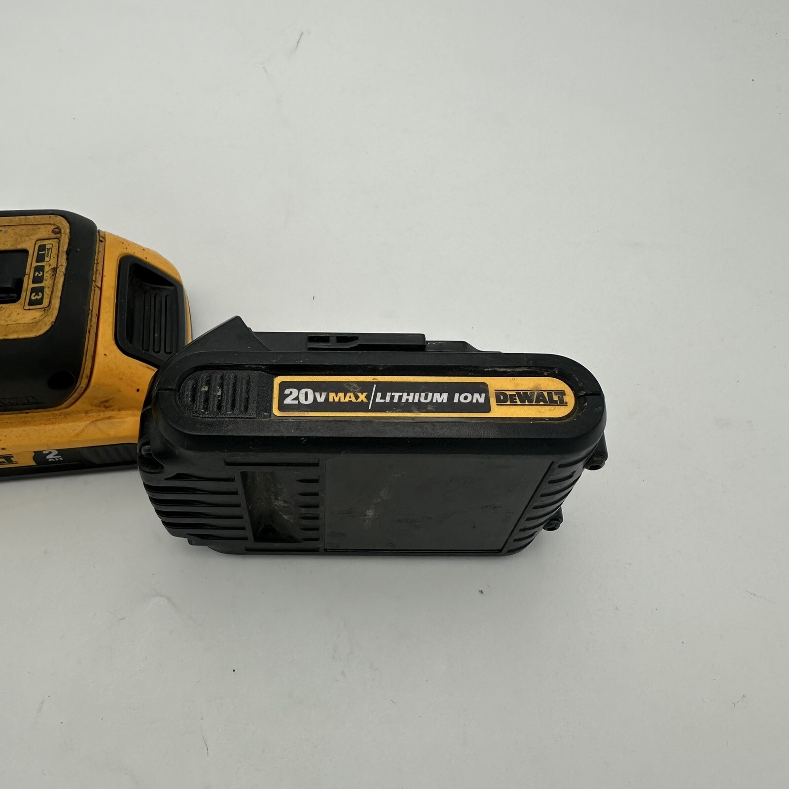 DEWALT DCF887 20V Cordless 1/4&Prime; Impact Driver And 2 Batteries Chuck Needs Repair