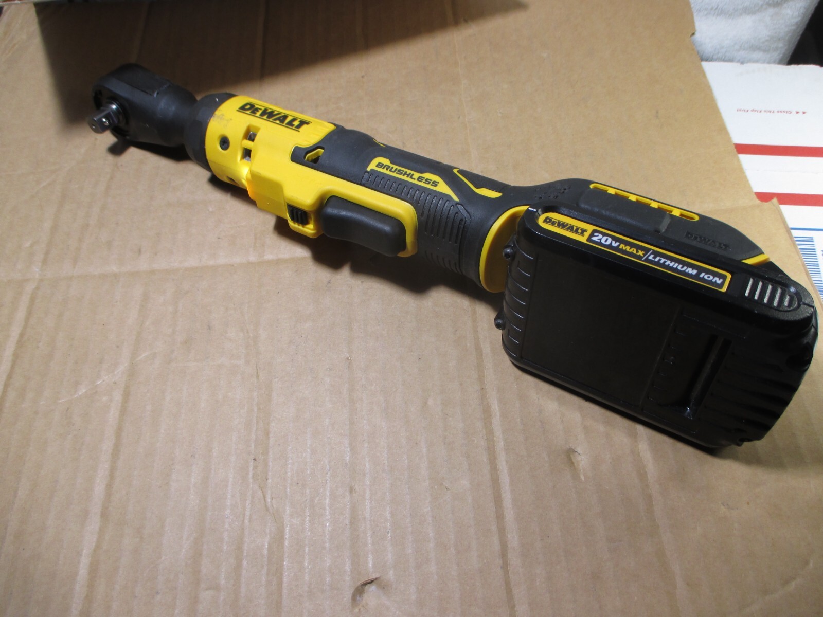 DEWALT DCF512B 20V Ratchet Tool W/ 1.5AH BATTERY no charger, in great condition
