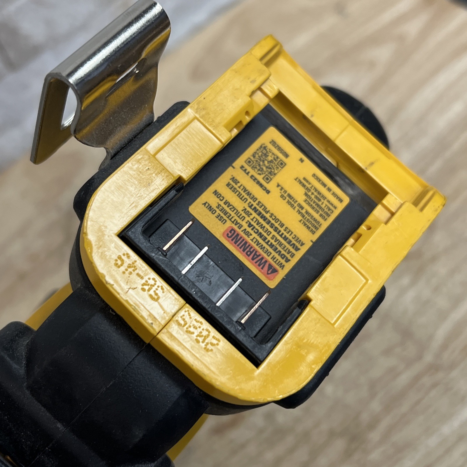 DEWALT Atomic Compact 20V MAX 23Ga Pin Nailer (Tool Only) – FOR PARTS OR REPAIR