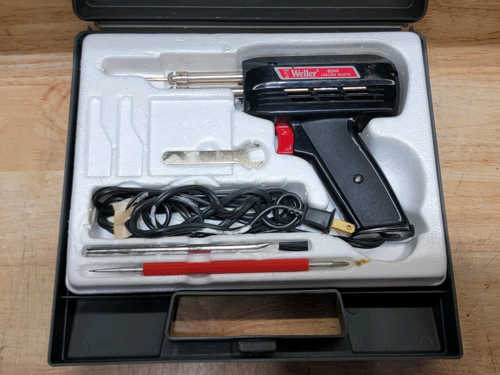 Genuine Weller Model 8200 Soldering Iron Gun 100/140 Watts (2 Heats) With Tip