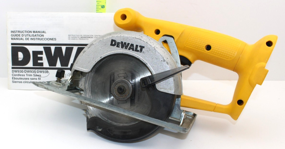 Dewalt DC390 Cordless Circular Trim Saw & DW919 Light in Great Used Condition