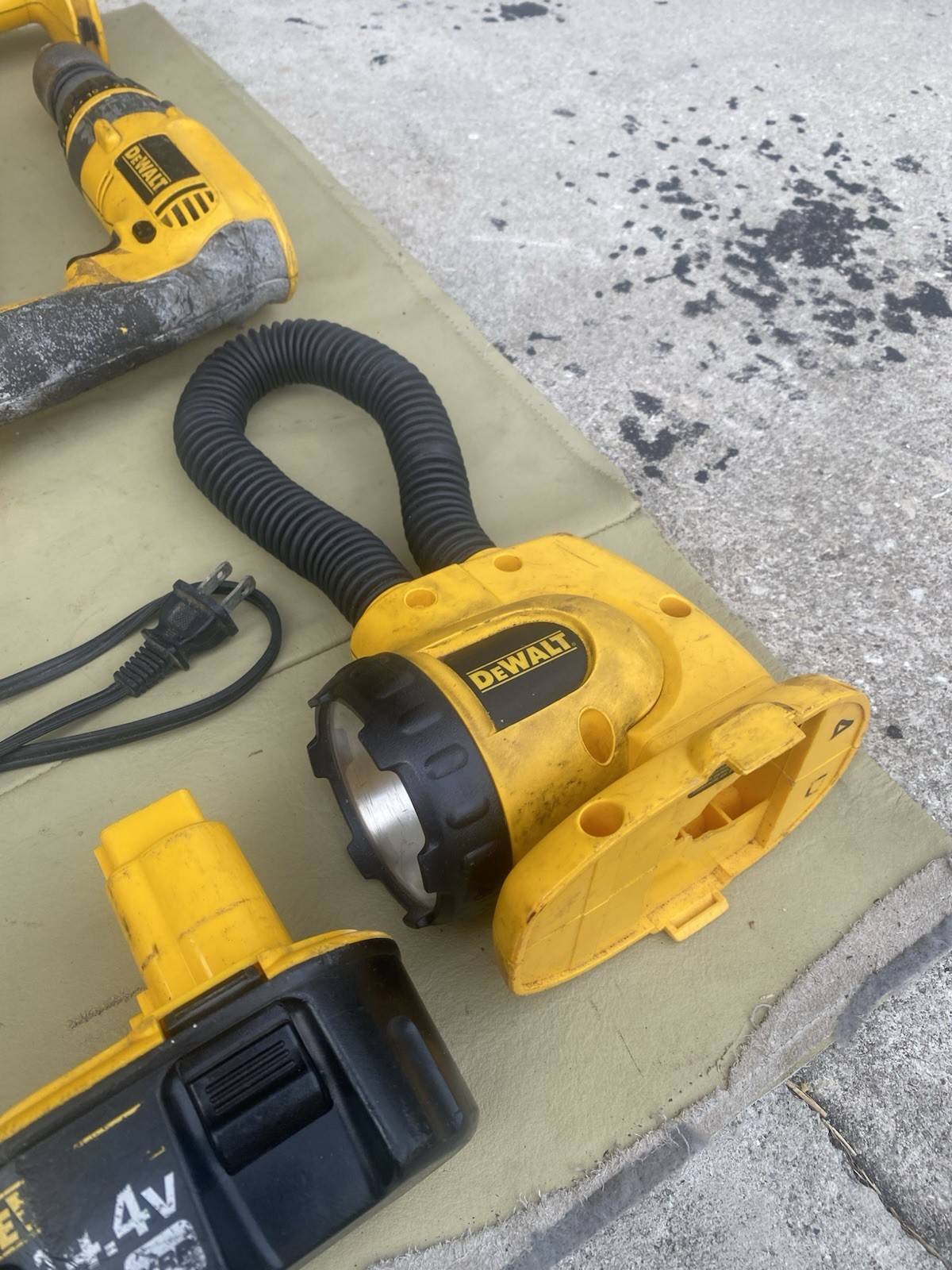 ✅12 PIECE DeWalt TOOL COMBO SET 6 DRILLS 1 FLASHLIGHT 4 BATTERIES 1 CHARGER USED