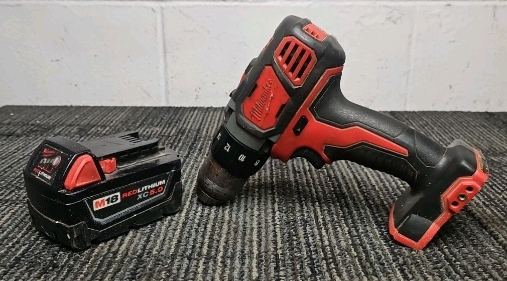Milwaukee Tools 2606-20 18V 1/2&Prime; (13mm) Cordless Drill/Driver + 18V 5Ah Battery