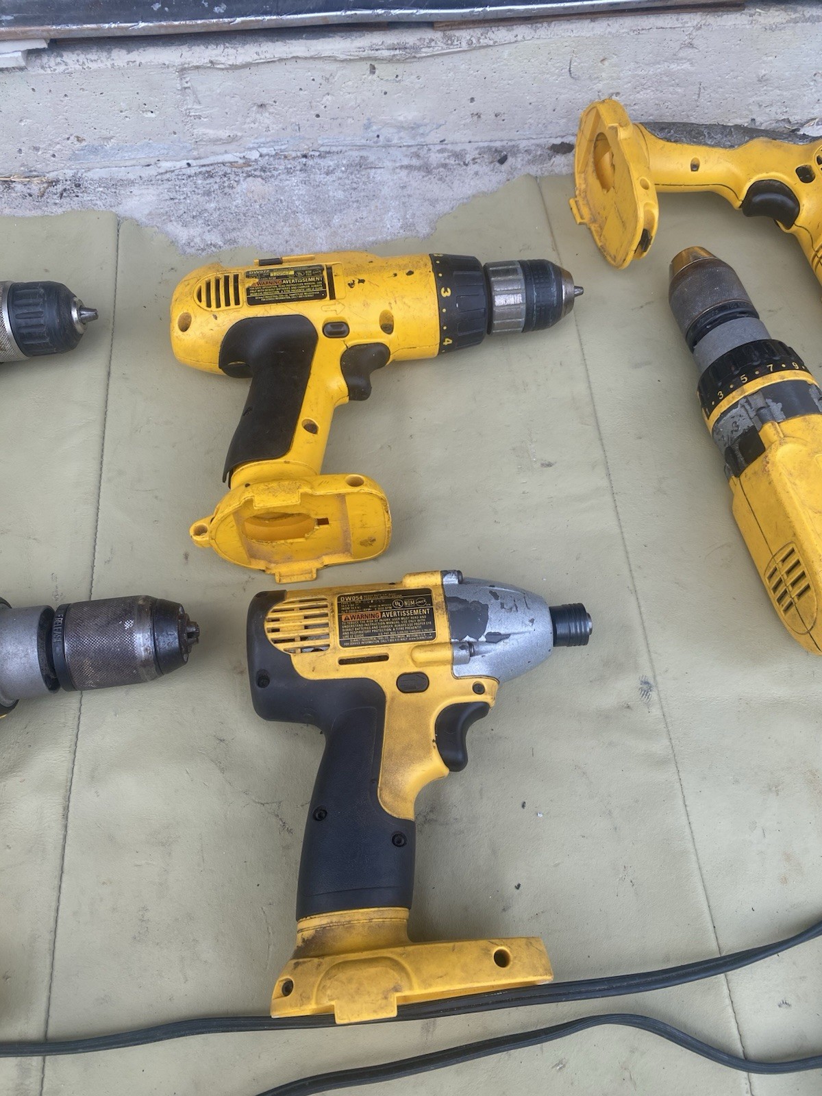 ✅12 PIECE DeWalt TOOL COMBO SET 6 DRILLS 1 FLASHLIGHT 4 BATTERIES 1 CHARGER USED
