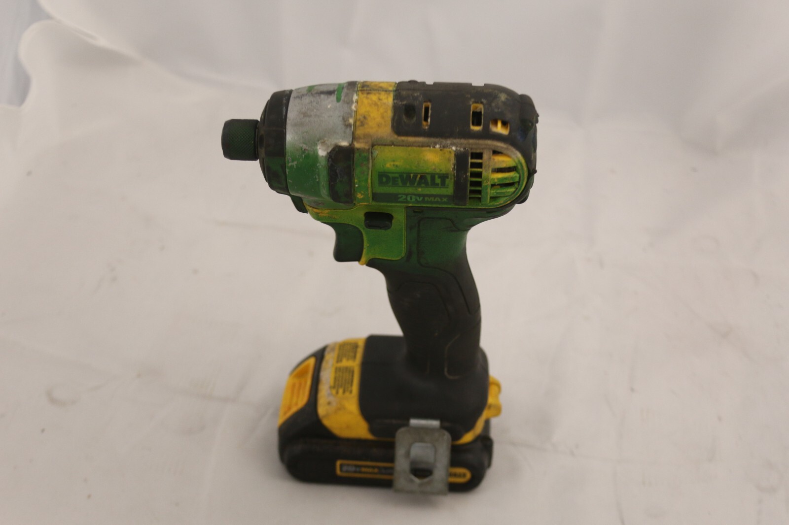 DEWALT DCF885 20V 1/4 in. Impact Driver – Black/Yellow with battery painted