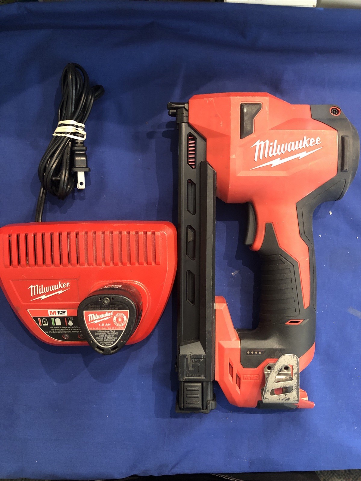 Milwaukee M12 (2448-20) Staple Gun With Battery & Charger