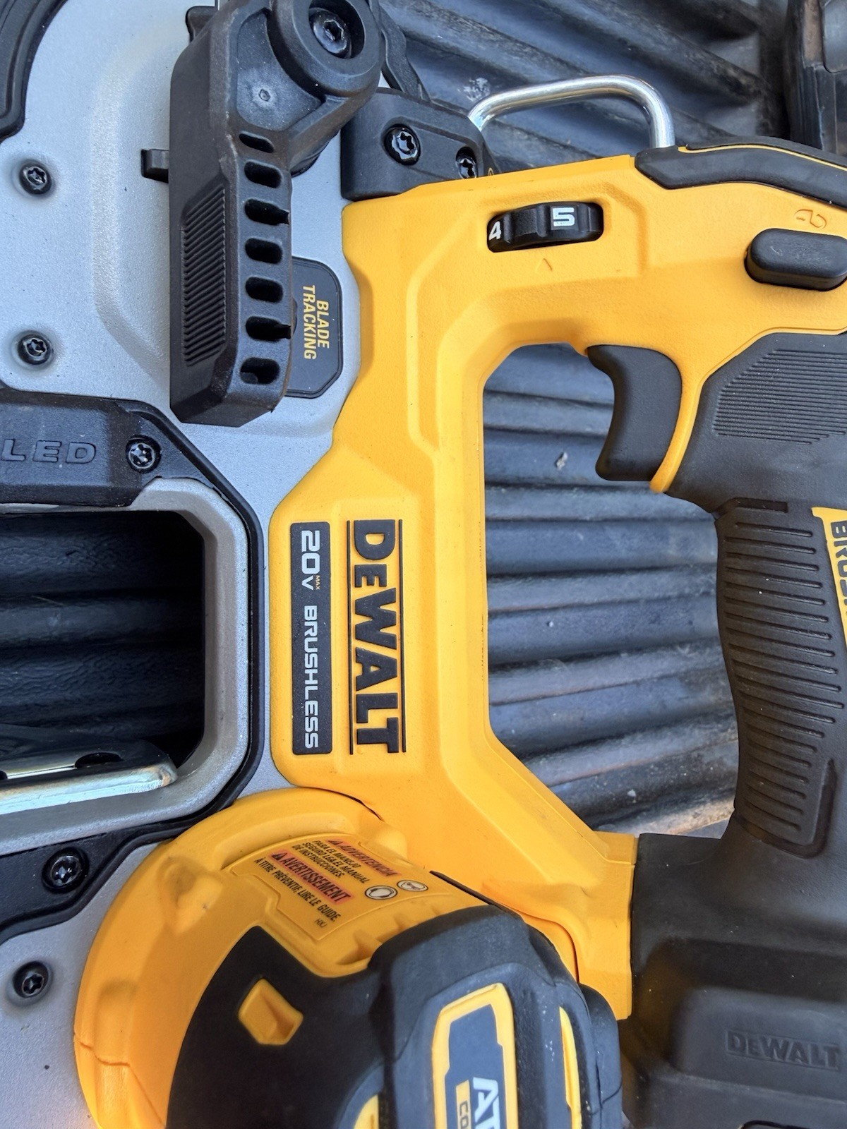 DEWALT Atomic Max 20V Brushless Bandsaw – Black/Yellow (DCS377B)