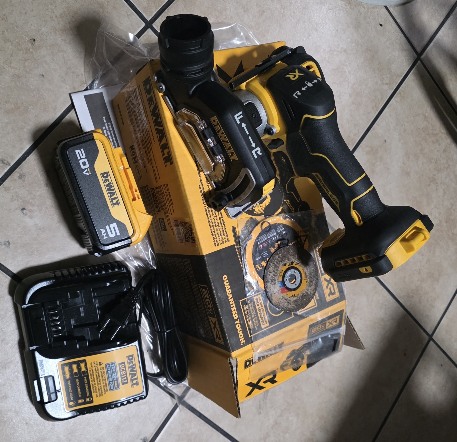 DeWALT DCS438 20V MAX XR 3&Prime; Brushless Cordless Compact Cut Off Tool Kit