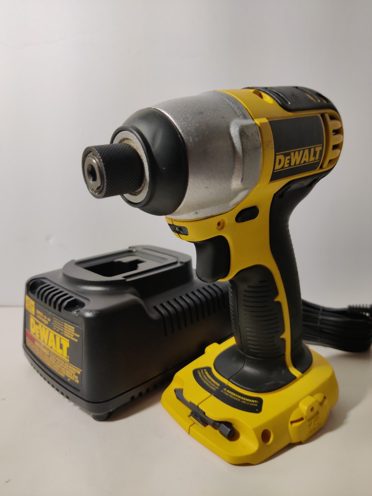 DeWALT DC825 IMPACT DRIVER 18 VOLT CORDLESS 1/4&Prime; HEX TOOL W/ CHARGER DW9116 NICE