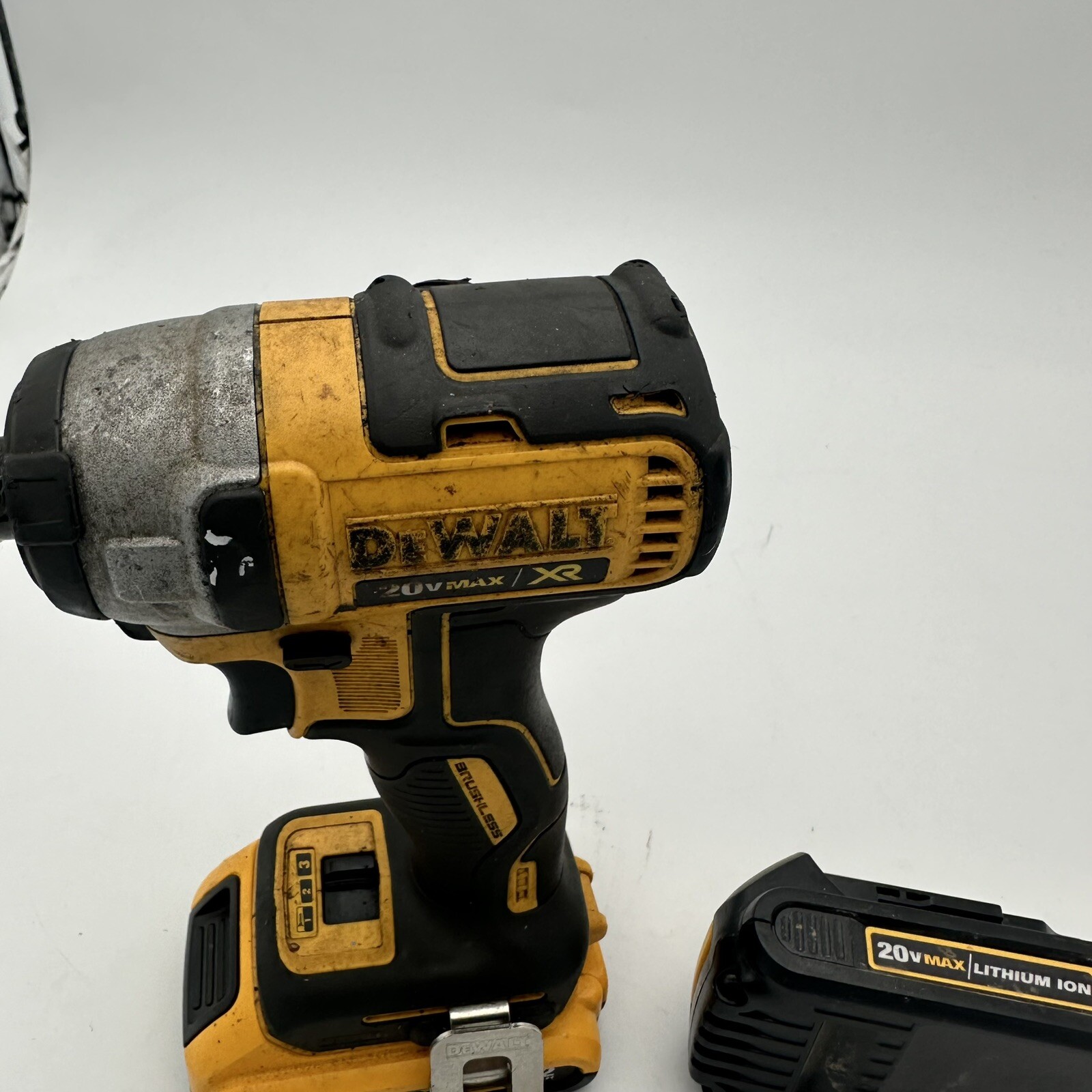 DEWALT DCF887 20V Cordless 1/4&Prime; Impact Driver And 2 Batteries Chuck Needs Repair