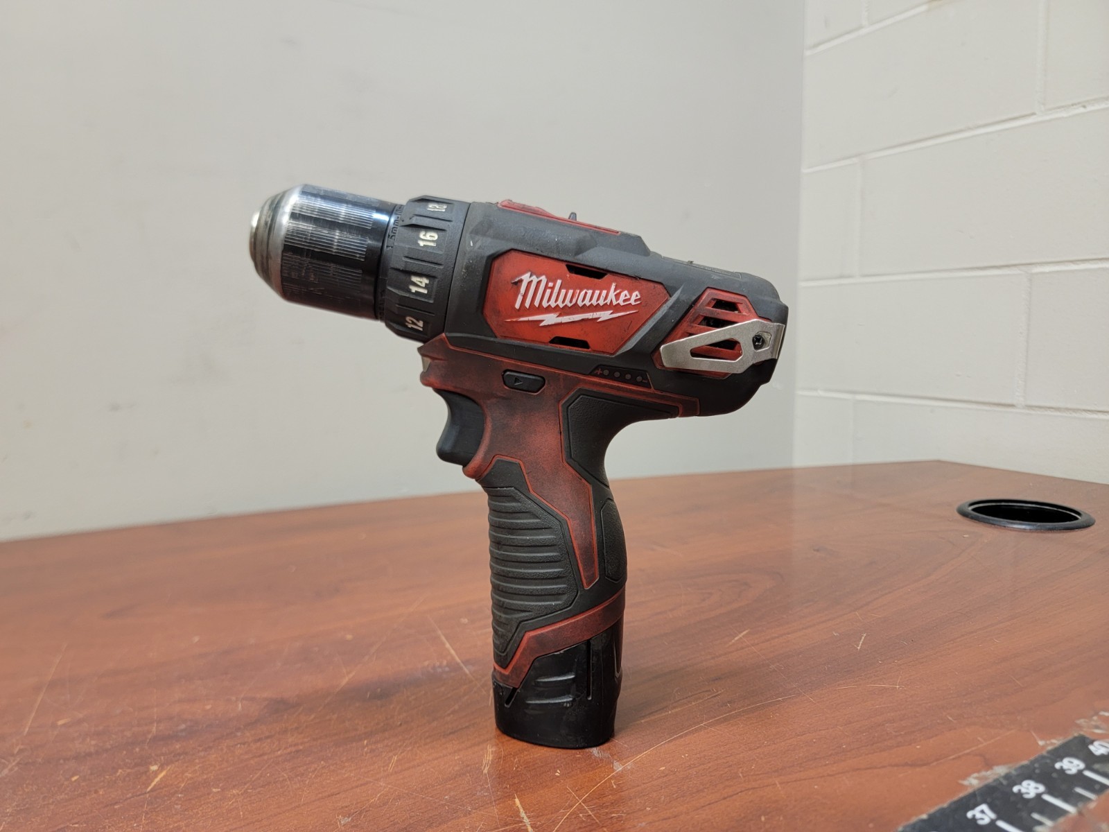 Milwaukee M12 12-Volt Li-Ion 2407-20 Cordless Drill/Driver