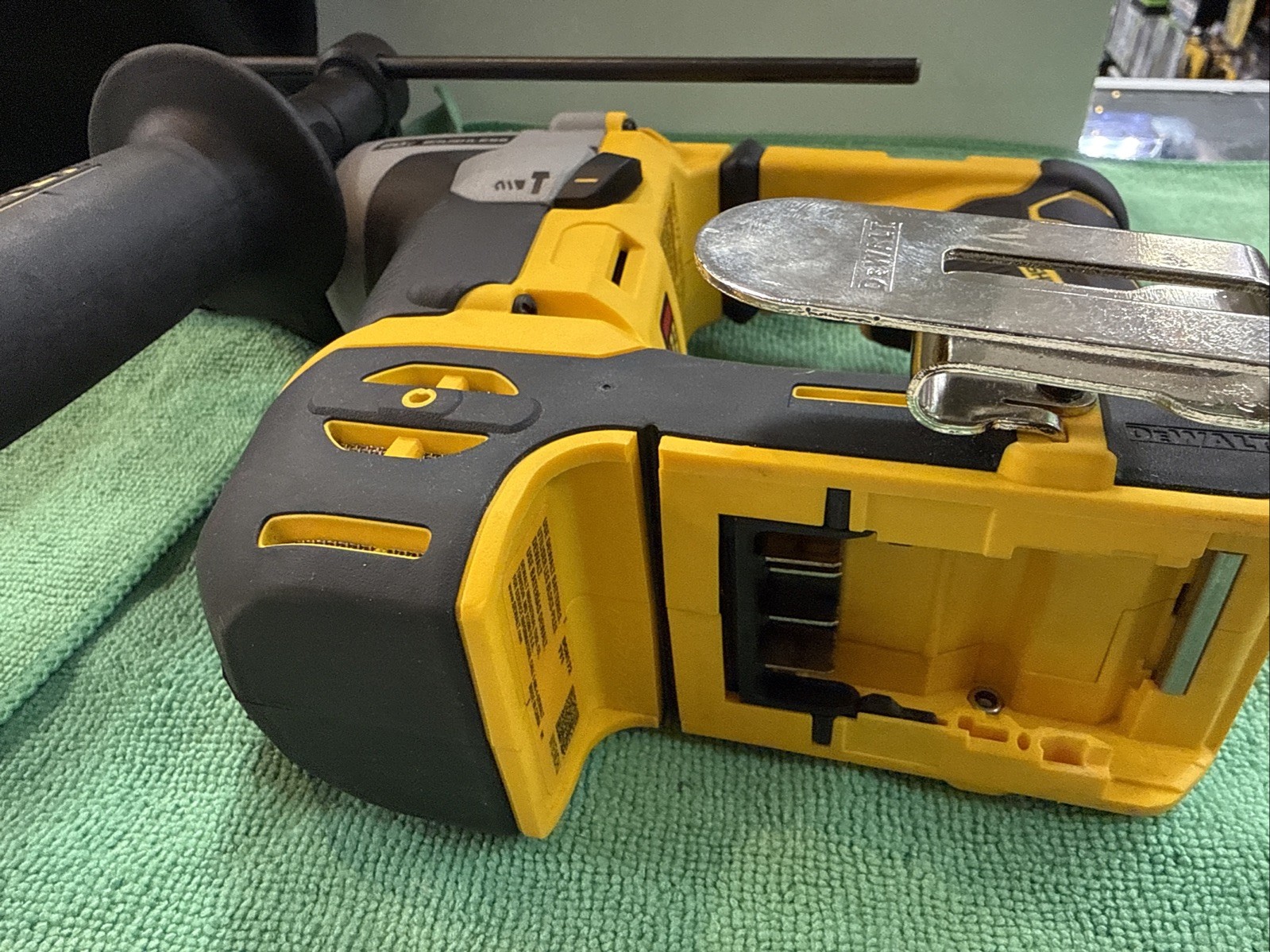 DEWALT DCH172 Atomic 20V Brushless Compact 5/8&Prime; SDS Plus Rotary Hammer Kit