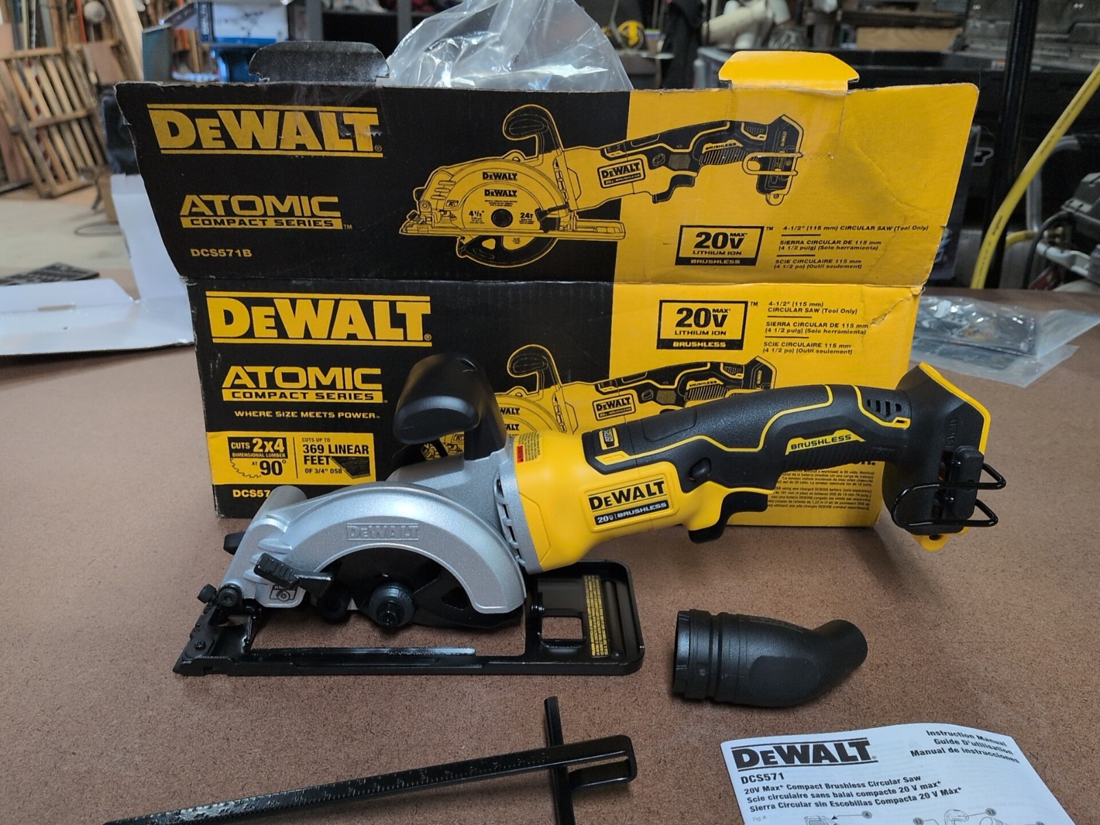DeWalt Atomic 20V MAX 4 1/2 in Circular Saw Brushless Tool Only ModelDCS571B nob