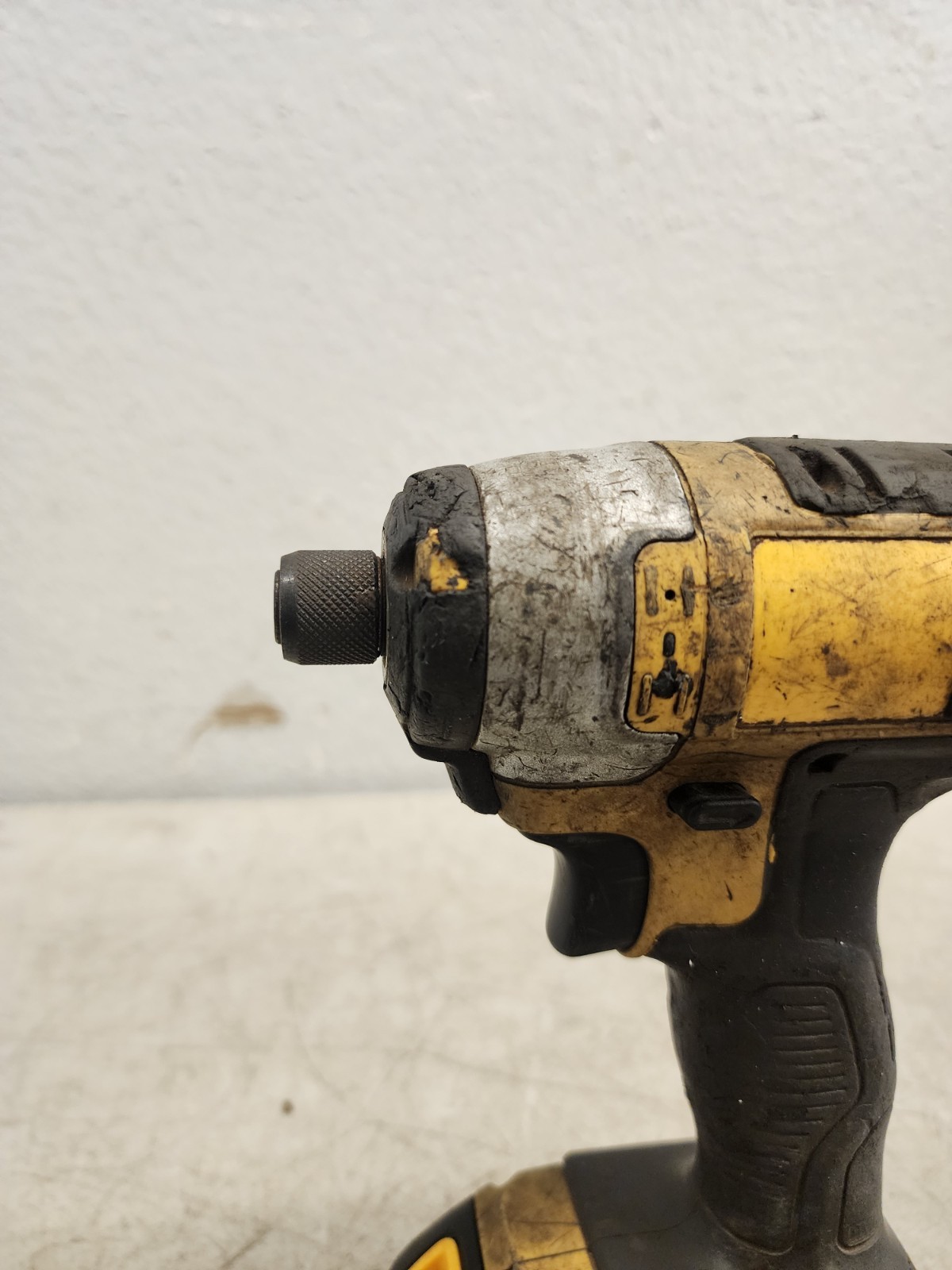 DEWALT DCF887B 20V Impact Driver – Black/Yellow W/ Battery