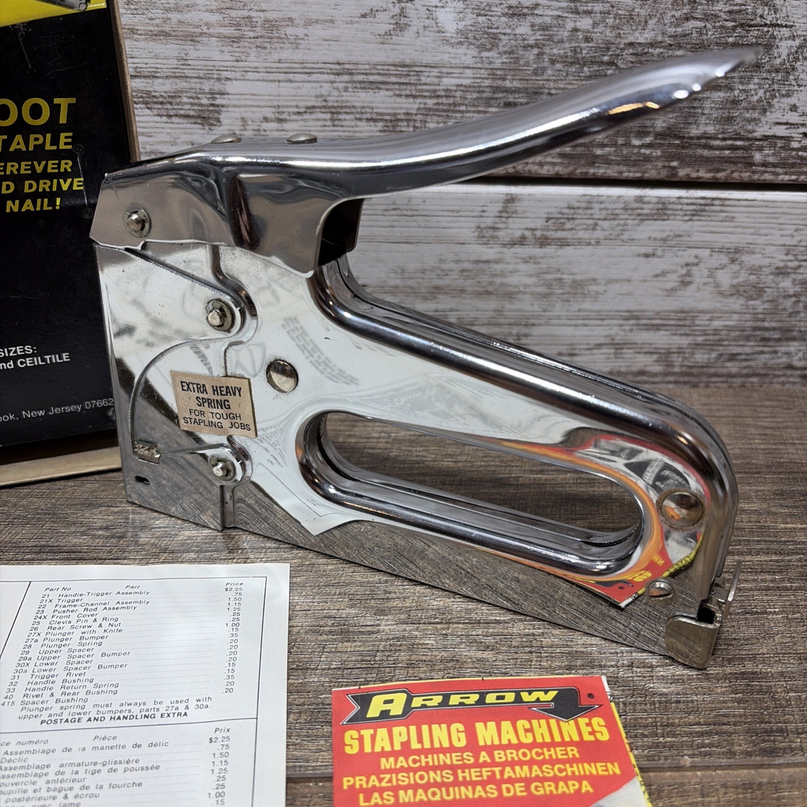 VINTAGE Arrow HEAVY DUTY Hand Staple Gun Tacker Model T-50 with original box