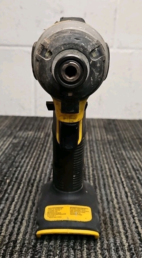 DeWalt Tools DCF809 1/4&Prime; Atomic 20V MAX Cordless Impact Driver + 2.0Ah Battery
