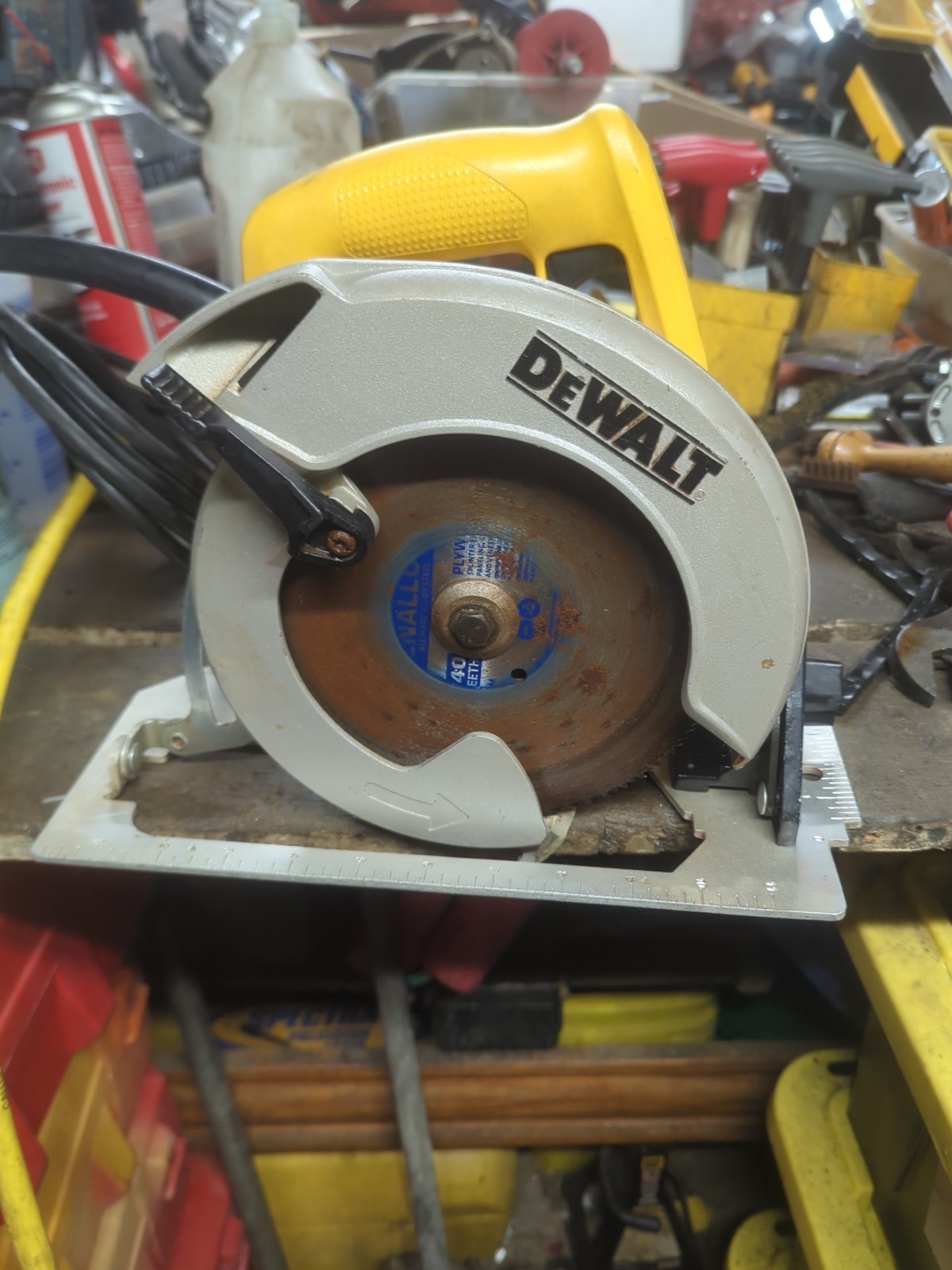 DeWalt Heavy-Duty 7 1/4 Inch Circular Saw ( DW367 ) 120 Volt Tested