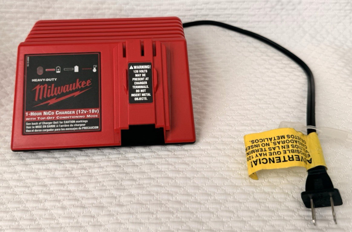 Milwaukee 14.4V Drill Driver 0612-20 Flashlight Charger 2 Batteries