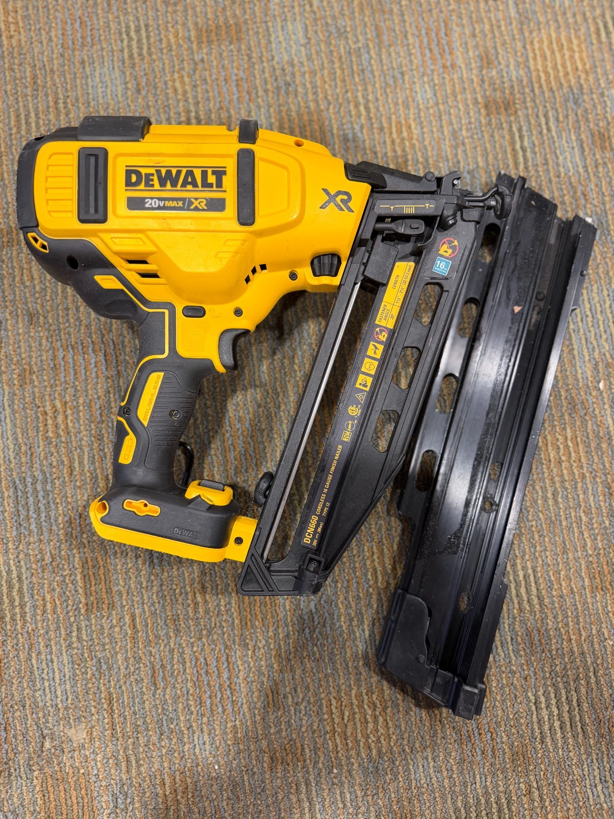 DEWALT DCN660 20V Max XR 16 Gauge Finishing Nailer — **BROKEN / FOR PARTS**