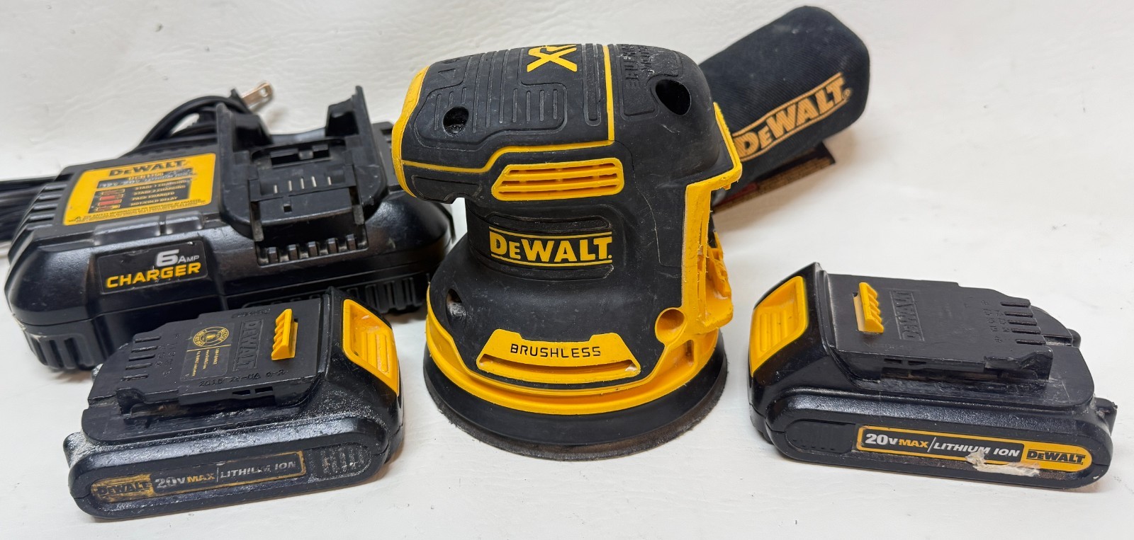 DEWALT DCW210 20V MAX XR Brushless 5” Orbital Sander w/2 Batteries & Charger