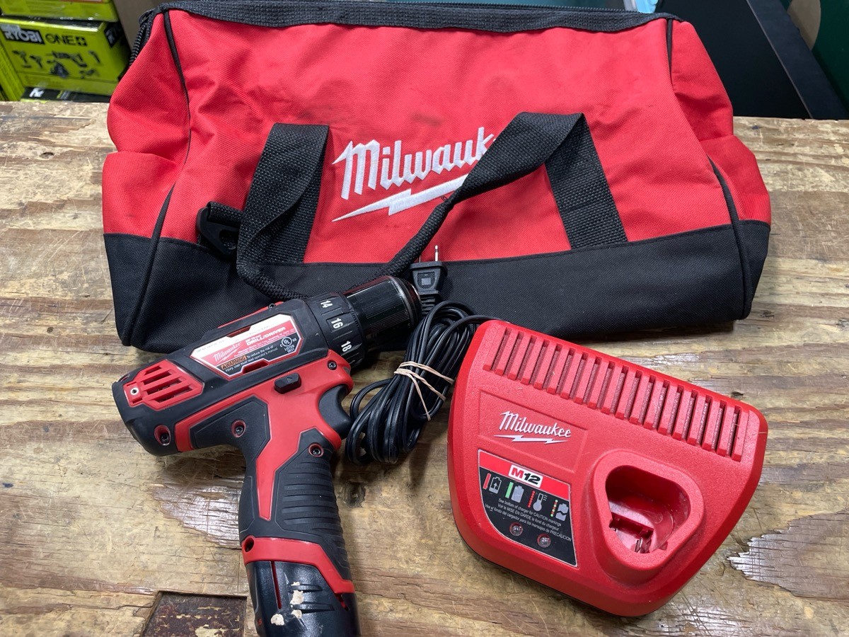 Milwaukee M12 2407-20 3/8&Prime; Drill Driver / Charger / Tool Kit Bag / B (HPB024925)