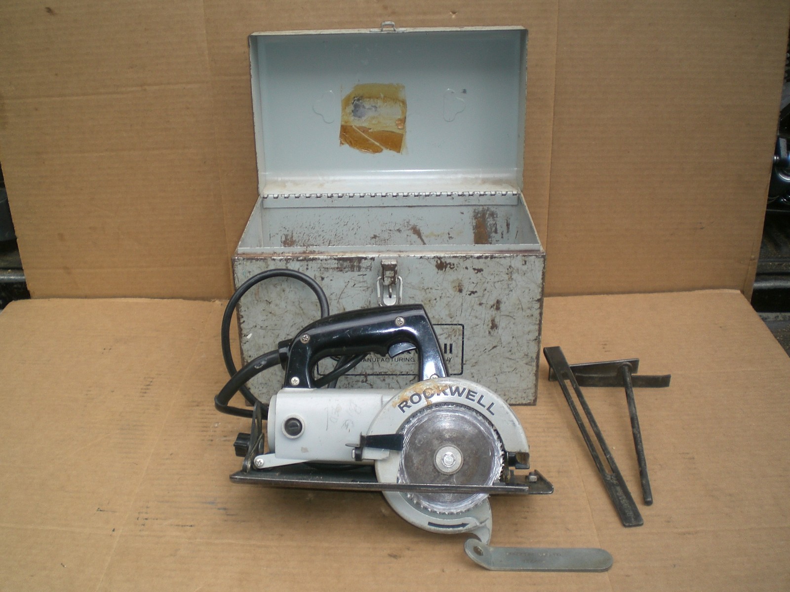 Vintage Rockwell model 314 4 1/2&Prime; trim saw with metal case