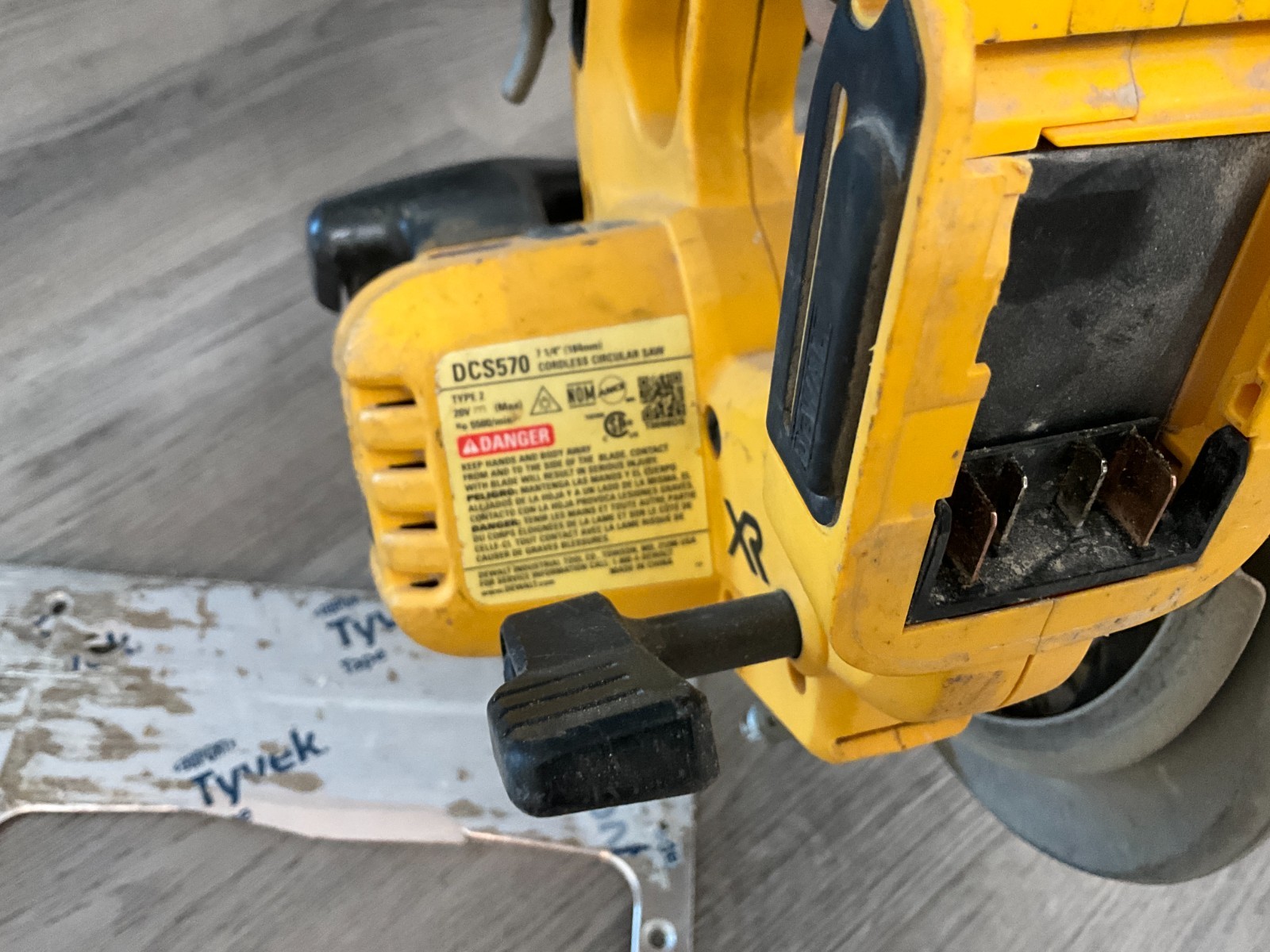 DEWALT DCS570 7-1/4&Prime; 20V Brushless Circular Saw FOR PARTS OR REPAIR ONLY