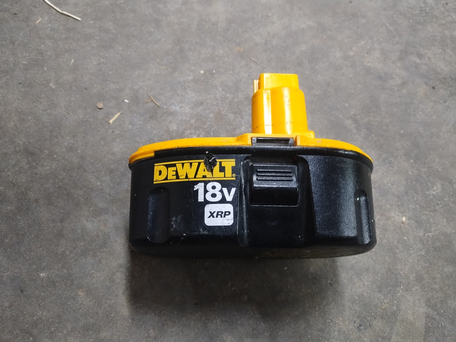 DeWALT 18 VOLT XRP BATTERY – DC9096 or for Parts or Rebuild