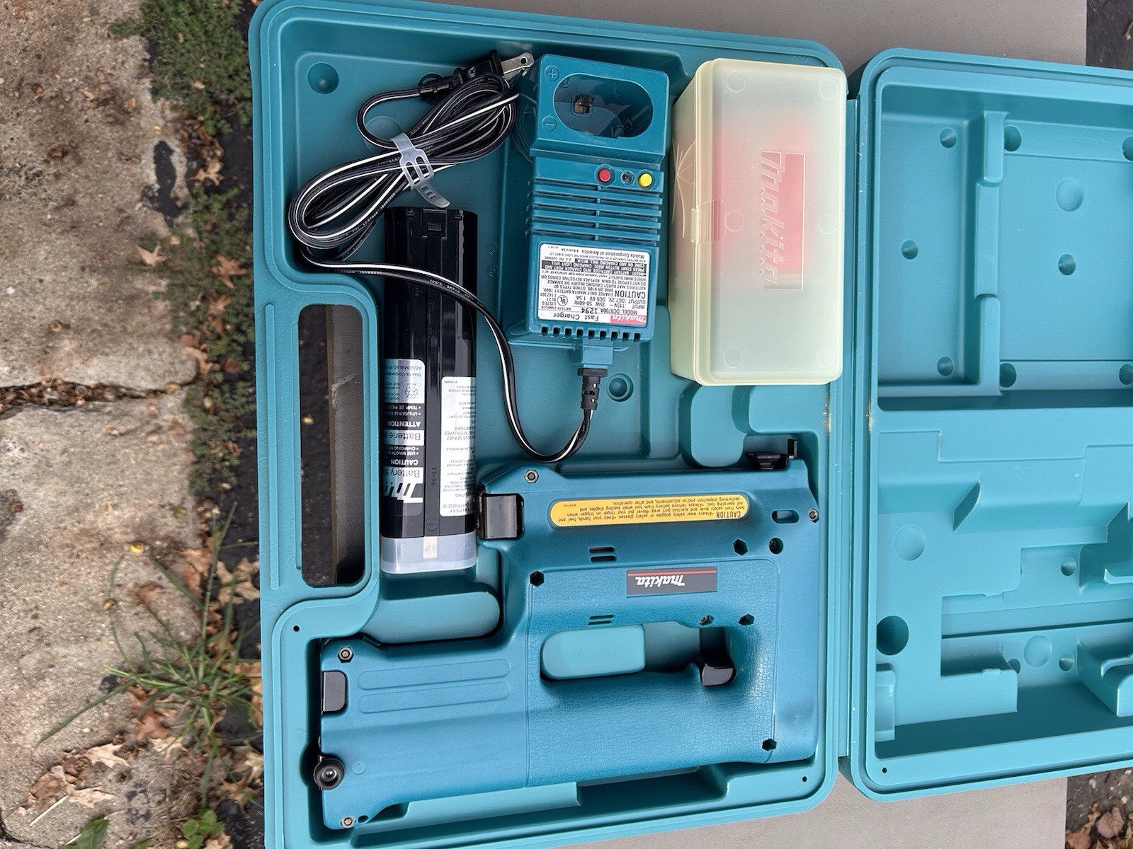 Makita T220D Cordless Stapler 9.6V W/ Case Battery And Charger