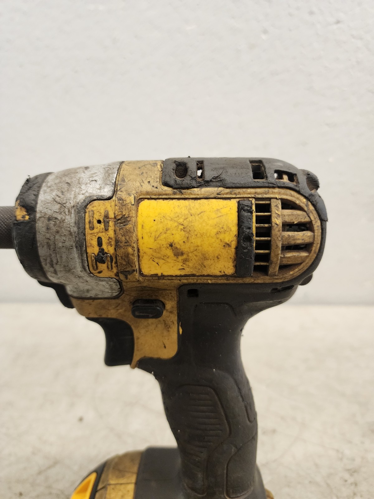 DEWALT DCF887B 20V Impact Driver – Black/Yellow W/ Battery