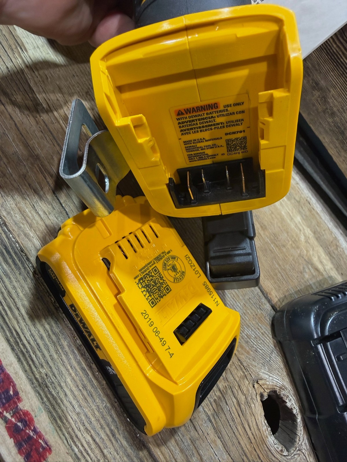 DeWalt, DCN701 Cable Stapler, Type 1, 20V Max, with Battery & Charger, In Case