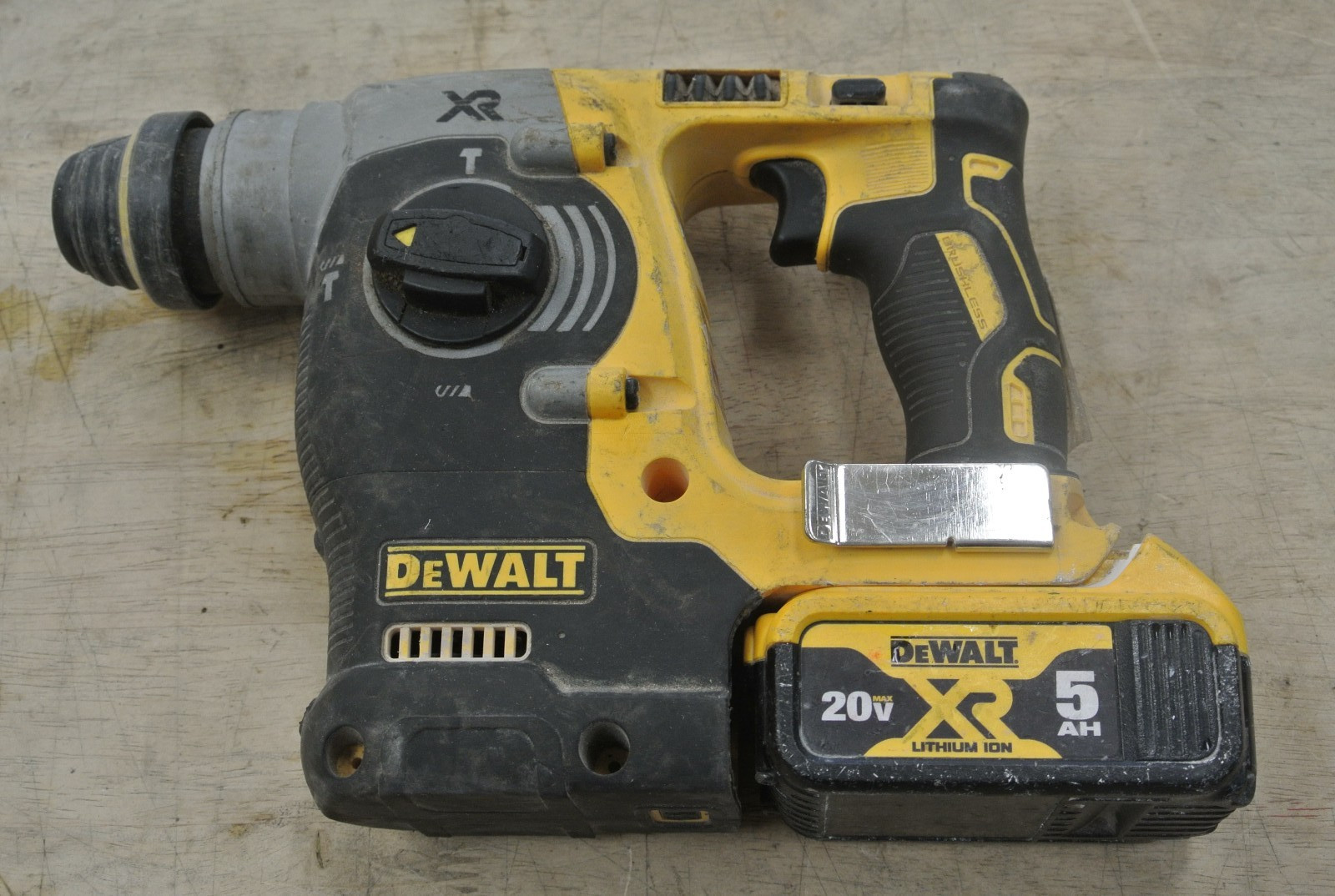 DEWALT 20V MAX XR Brushless SDS Plus Rotary Hammer Tool DCH273 With 5AH Battery