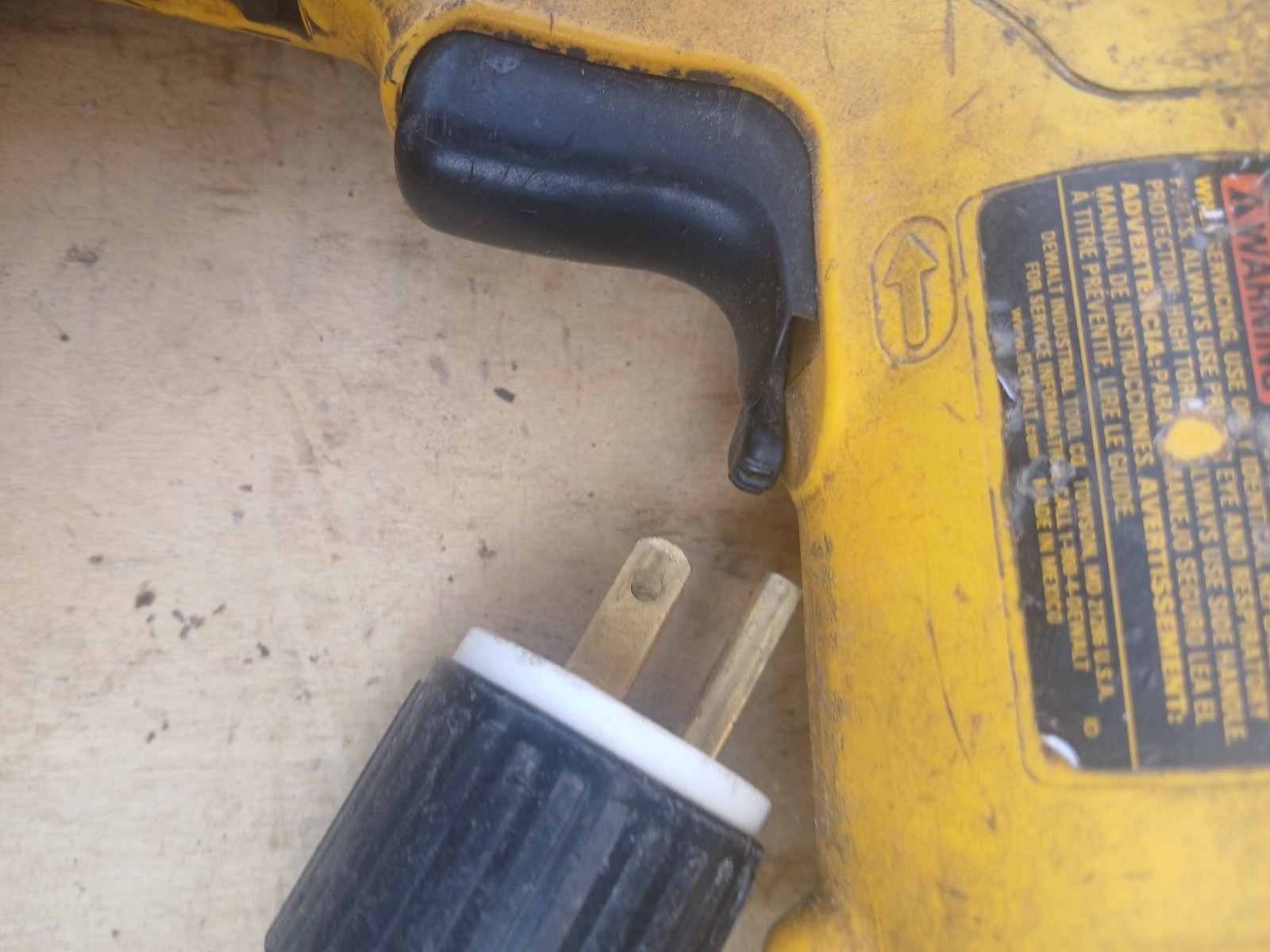 FOR PARTS or REPAIR DEWALT Corded 1/2 in Variable Speed Reversing Drill (DW235G)