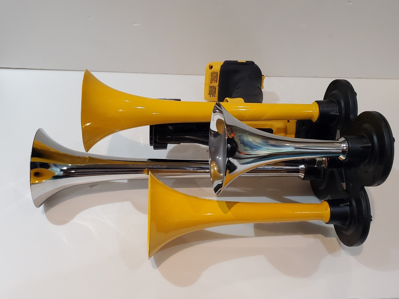 DeWALT 20V Max Air Horn, Train Horn Compressor , QUAD Yellow & Chrome 14 Inch