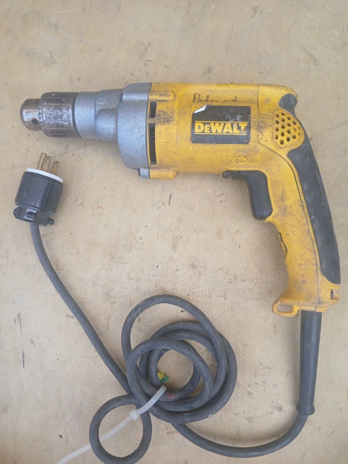 FOR PARTS or REPAIR DEWALT Corded 1/2 in Variable Speed Reversing Drill (DW235G)